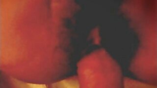 क्लब सेव्हेंटीनच्या स्टीममी सोलो सेक्स व्हिडीओमध्‍ये तिच्‍या मुंडण पुस्‍सीला उग्र बोटांनी मारण्‍यापूर्वी दैवी गोरे बेब तिची पिवळी पँटी काढते.