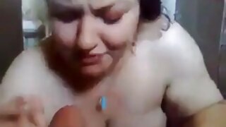 बोसोमी ब्लॉन्ड बेब तिचे मोठे दुधाळ स्तन आणि रसाळ गांड दाखवते