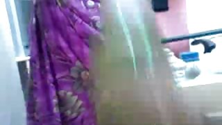 दैवी श्यामला किशोरी पोर्नस्टारच्या एकल सेक्स व्हिडिओमध्ये तिच्या लहान स्तनांना स्नेह देण्यास सुरुवात करण्यापूर्वी मोहक निळ्या अंतर्वस्त्र परिधान केलेल्या कॅमसह फ्लर्ट करते.