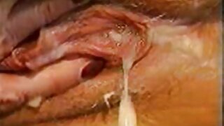 DDF नेटवर्क सेक्स क्लिप खरोखरच उग्र आणि खडबडीत श्यामला सादर करते, ज्याचे स्तन तुमच्या तोंडाला पाणी आणतील. उत्कट चिक हस्तमैथुनासाठी वेडा आहे. उंच बुटात खाली बसलेल्या टॉरिड चिकीला तिची ओली पुसी डिल्डोने पॉलिश करायची आहे.